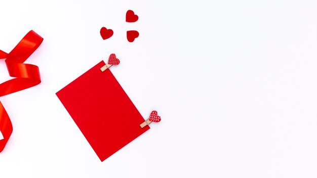 Vista superior del papel del día de San Valentín con corazones y cinta