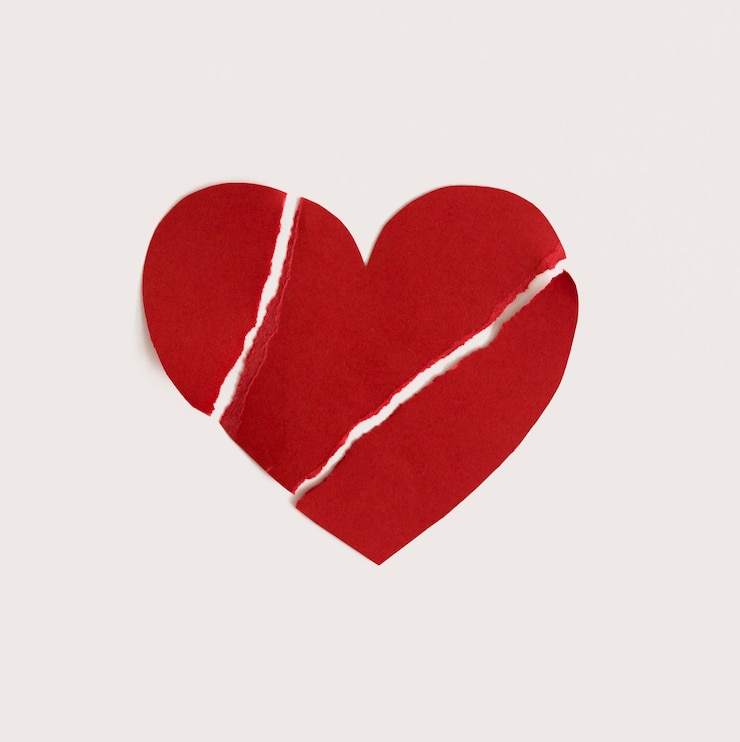 Foto gratuito vista superior de papel en forma de corazón roto
