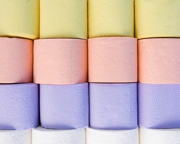 Vista superior de papel higiénico de color pastel