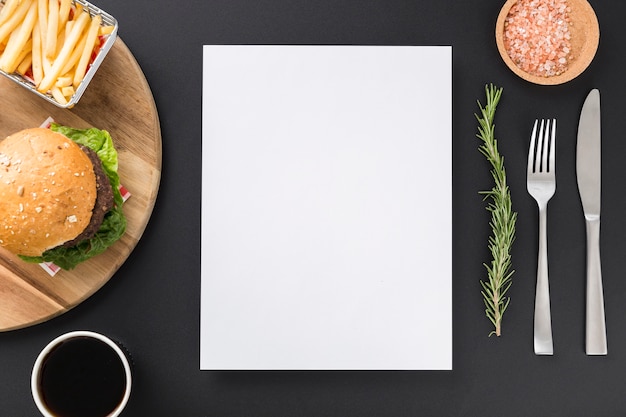 Vista superior del papel de menú en blanco con hamburguesas y papas fritas