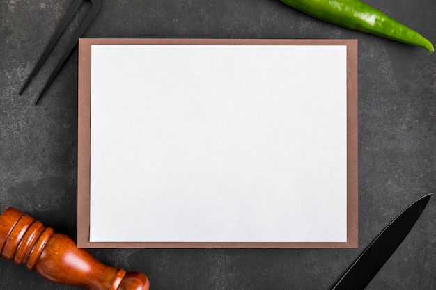 Foto gratuita vista superior del papel de menú en blanco con tenedor y pimiento