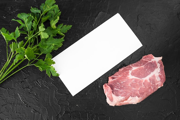 Vista superior del papel de menú vacío con carne