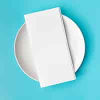 Foto gratuita vista superior del papel de menú vacío en plato blanco