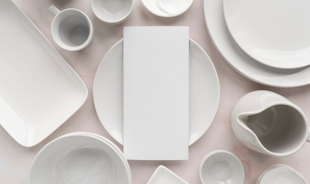 Vista superior del papel de menú vacío con platos simples y limpios