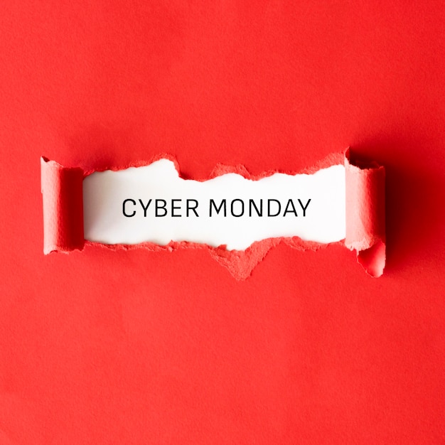 Vista superior del papel rasgado para la autorización del Cyber Monday