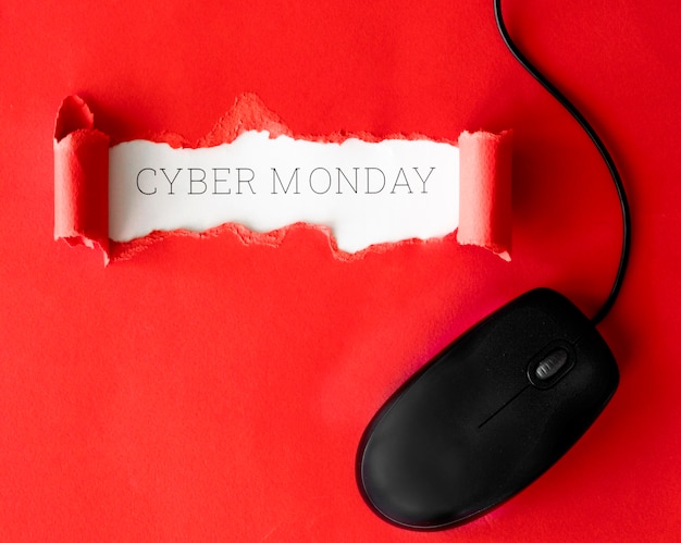 Vista superior de papel rasgado con mouse para cyber monday