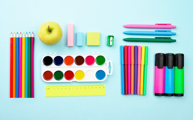 Vista superior de la papelería de regreso a la escuela con acuarela y lápices de colores