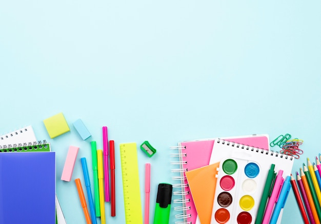 Foto gratuita vista superior de papelería de regreso a la escuela con copia espacio y acuarela