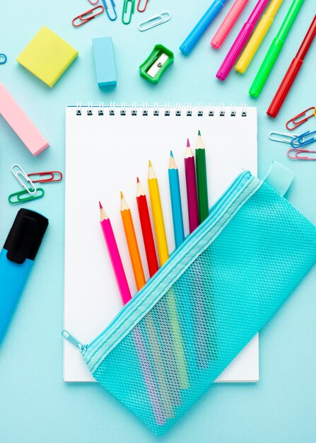Vista superior de la papelería de regreso a la escuela con lápices de colores y cuadernos