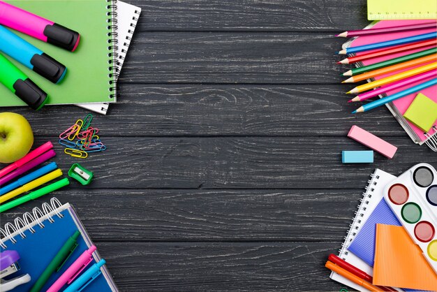 Vista superior de papelería de regreso a la escuela con lápices de colores