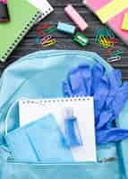 Foto gratuita vista superior de papelería de regreso a la escuela con mochila y cuaderno