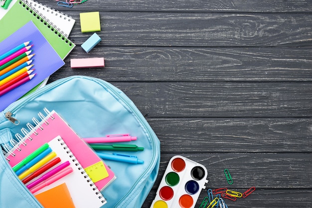 Foto gratuita vista superior de papelería de regreso a la escuela con mochila y espacio de copia