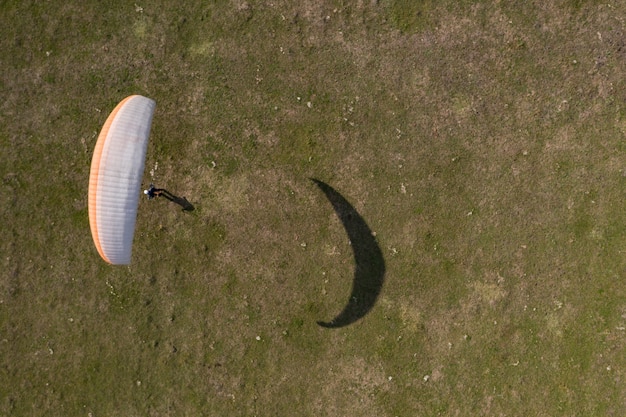 Vista superior del parapente, aprende a volar en un campo de avión.