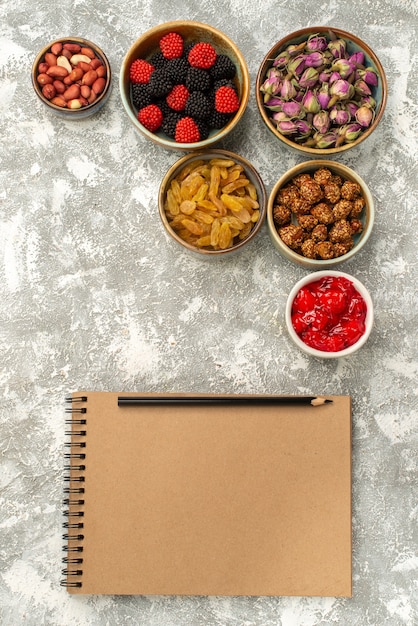 Vista superior de pasas y nueces con confituras sobre fondo blanco galleta confitura de té de pastel de caramelo