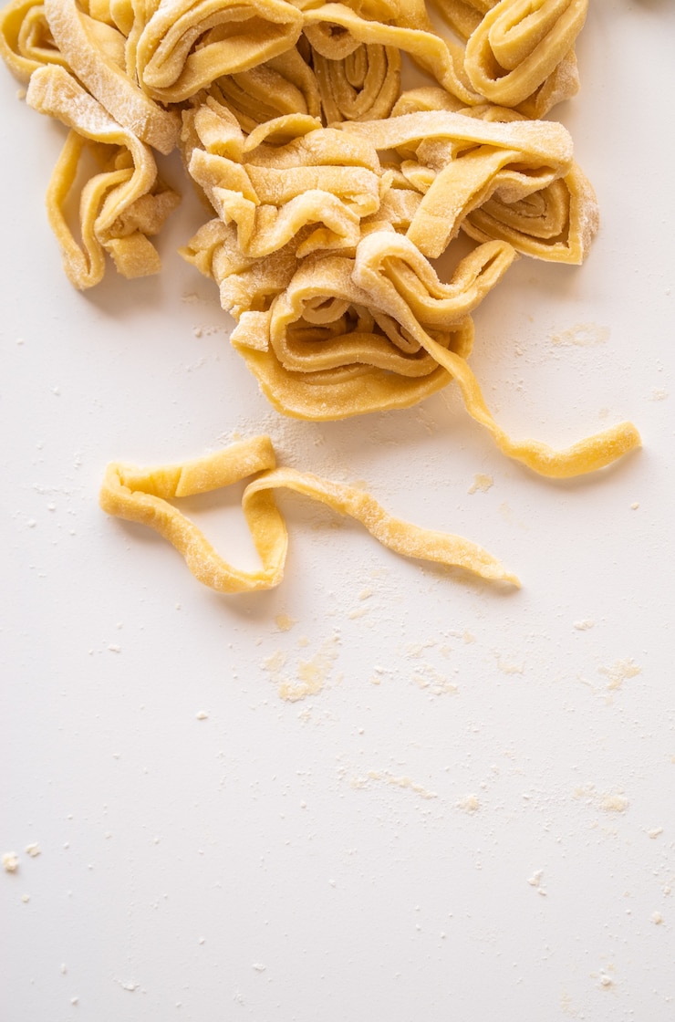 Foto gratuito vista superior de pasta con espacio de copia