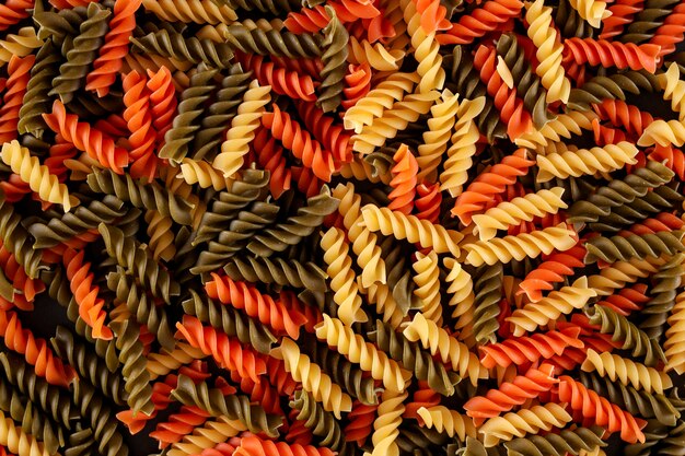 Vista superior de pasta fusilli de diferentes colores