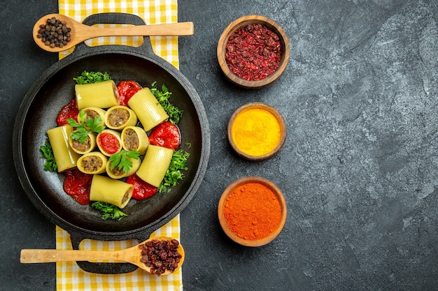 Foto gratuita vista superior de pasta italiana con carne y condimentos en el espacio gris