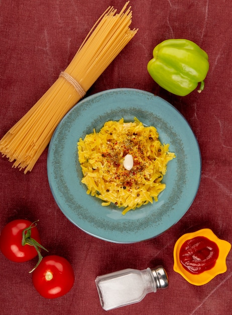 Foto gratuita vista superior de pasta de macarrones en plato con tomates