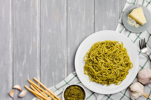 Foto gratuita vista superior de pasta con palitos de pan