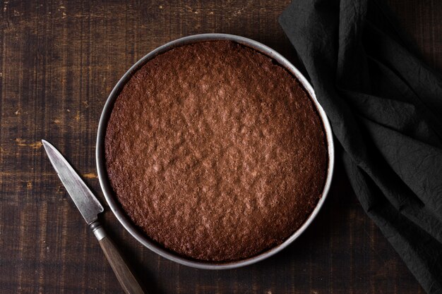 Vista superior de pastel de chocolate listo para ser servido