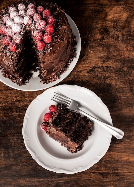 Vista superior de pastel de chocolate y rebanada en placa