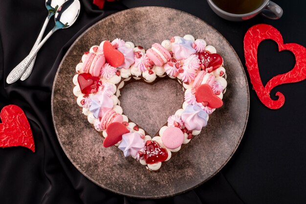 Vista superior del pastel en forma de corazón del día de San Valentín en placa