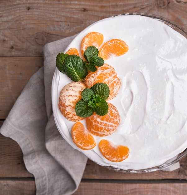 Foto gratuita vista superior pastel glaseado con naranjas