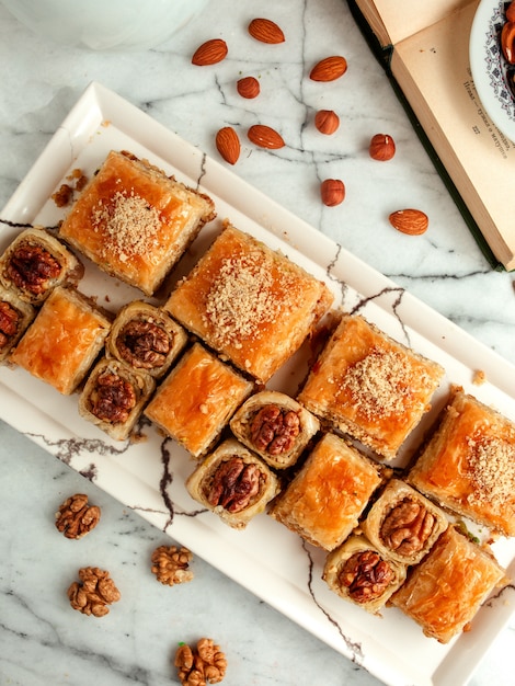 Vista superior de pastelería oriental con nueces en una bandeja