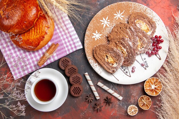 Vista superior de pasteles dulces con panecillos de té y galletas