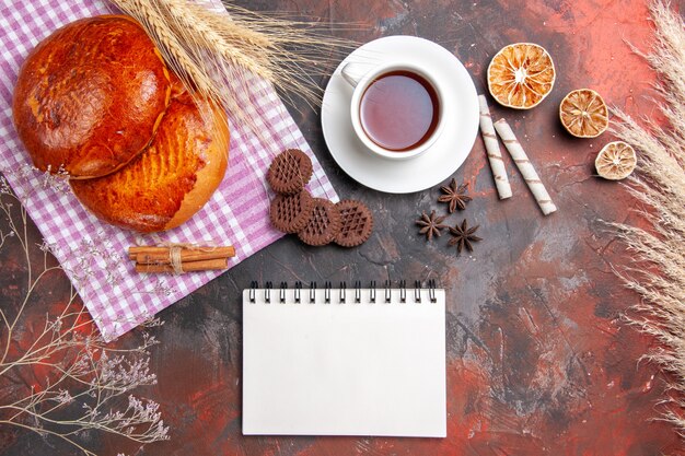 Vista superior de pasteles dulces con taza de té