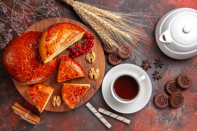 Vista superior de pasteles dulces con taza de té