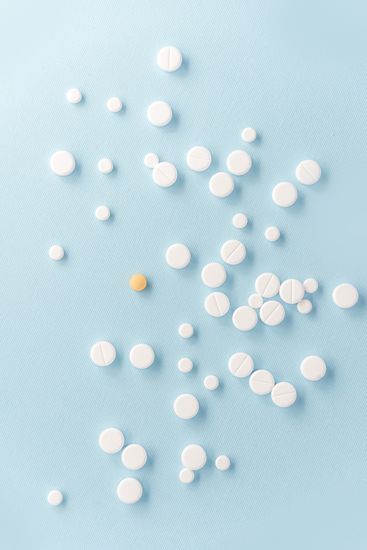 Foto gratuito vista superior de pastillas blancas con tableta amarilla