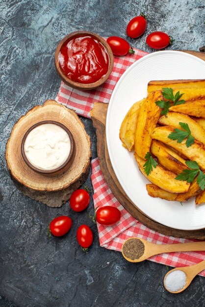 Vista superior patatas fritas sabrosas con tomates sobre fondo claro cena colores foto comida plato carne comida ensalada