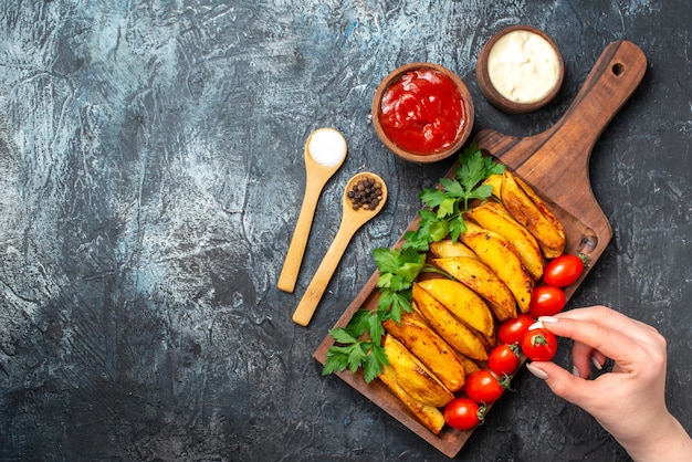 Vista superior patatas fritas sabrosas con verduras y tomates sobre fondo gris comida cena carne freír comida plato ensalada tomate