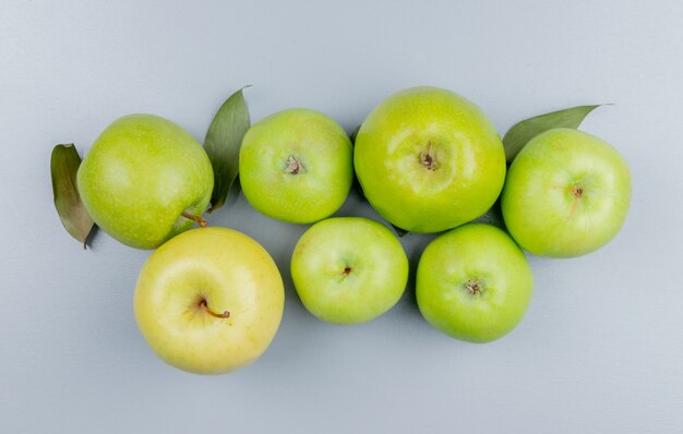 Vista superior del patrón de manzanas verdes sobre fondo gris