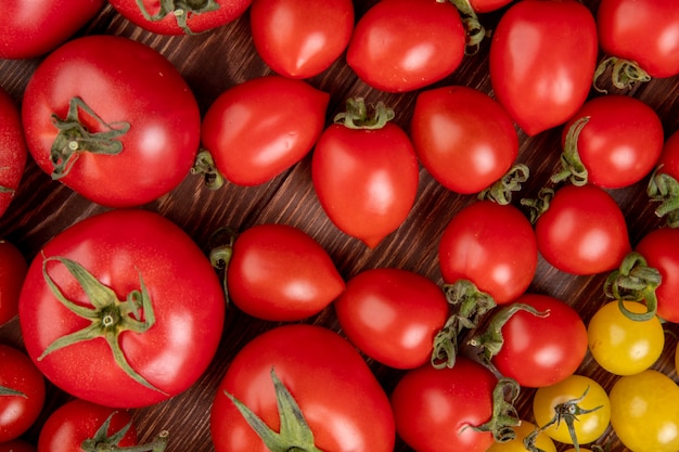 Vista superior del patrón de tomates en madera