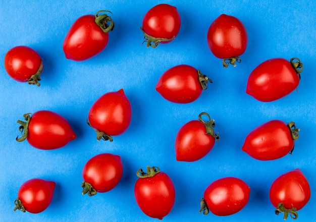 Vista superior del patrón de tomates en superficie azul