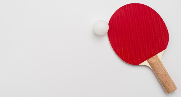 Vista superior de la pelota de ping pong y la paleta con espacio de copia