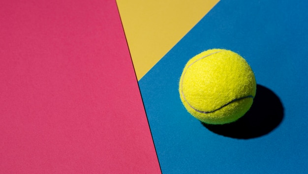 Vista superior de la pelota de tenis con espacio de copia