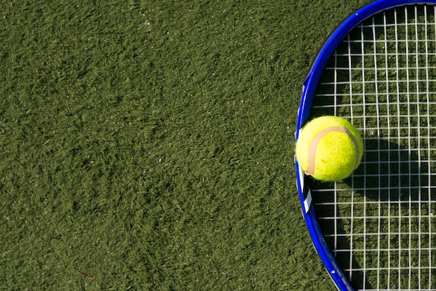 Vista superior de la pelota de tenis y raqueta con copia espacio.