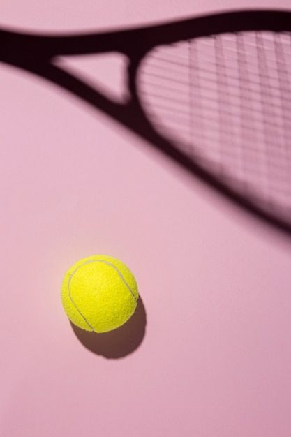 Foto gratuita vista superior de la pelota de tenis con sombra de raqueta