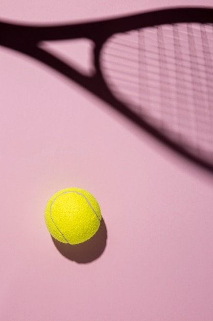 Vista superior de la pelota de tenis con sombra de raqueta