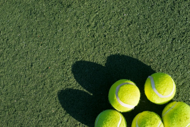 Foto gratuita vista superior pelotas de tenis en el campo