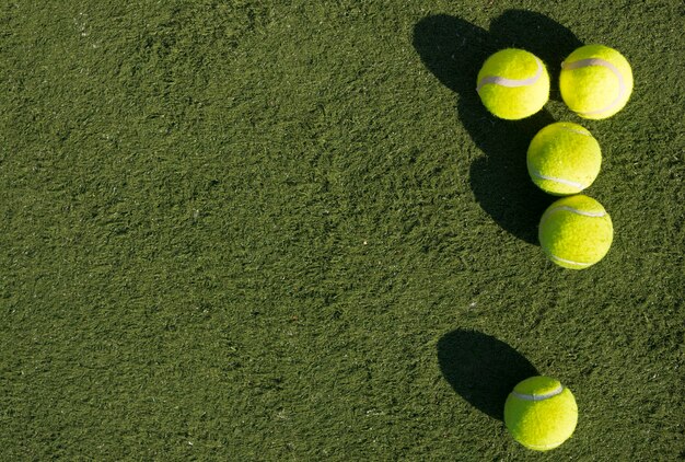 Vista superior pelotas de tenis con espacio de copia