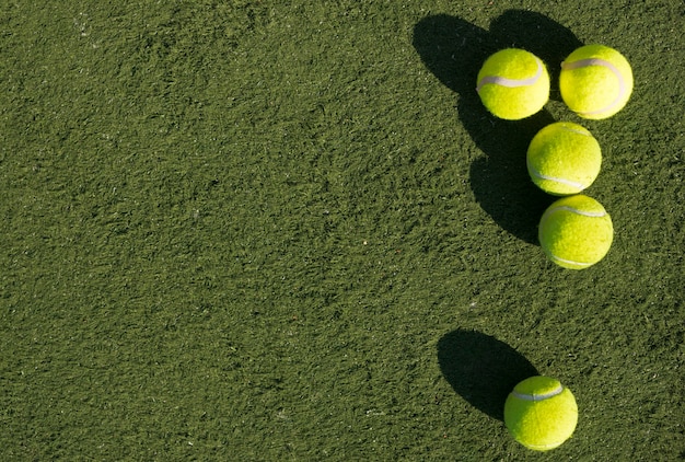 Vista superior pelotas de tenis con espacio de copia