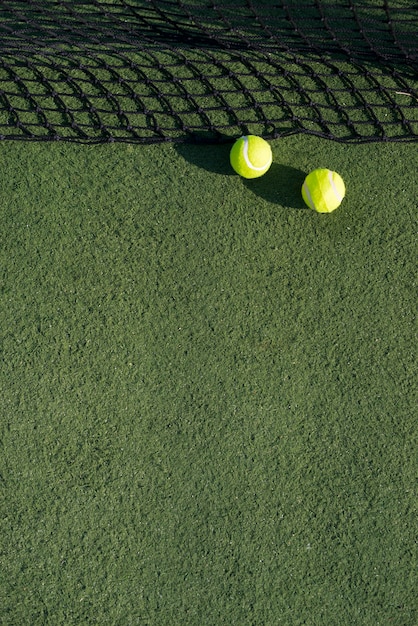 Foto gratuita vista superior pelotas de tenis en el suelo