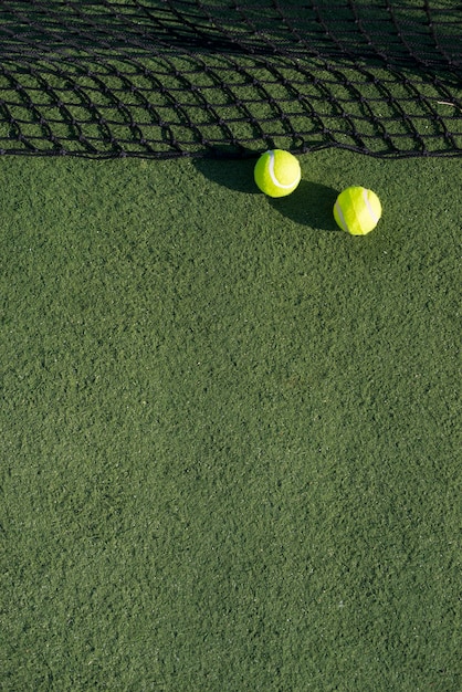 Vista superior pelotas de tenis en el suelo