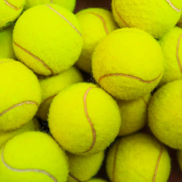Vista superior de pelotas de tenis verdes