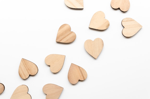 Vista superior pequeña colección de corazones de madera