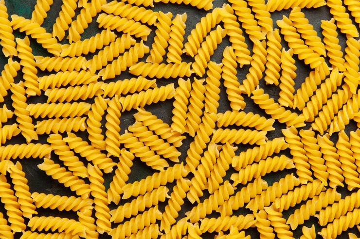 Foto gratuito vista superior pequeña pasta italiana esparcida por todo el fondo oscuro comida comida cruda masa italiana